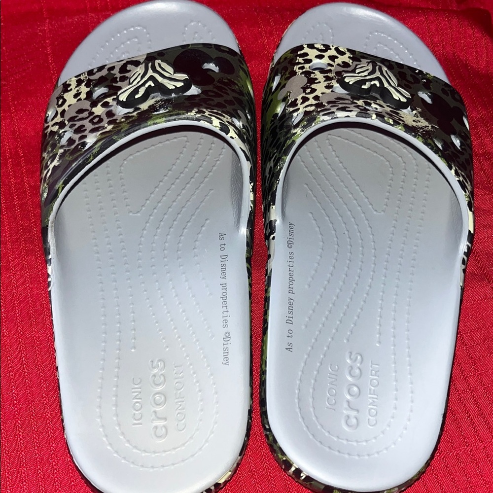 Women’s Size 10 DISNEY MICKEY MOUSE ANIMAL KINGDOM CAMO PRINT CROCS Men’s 8 - Picture 3 of 5